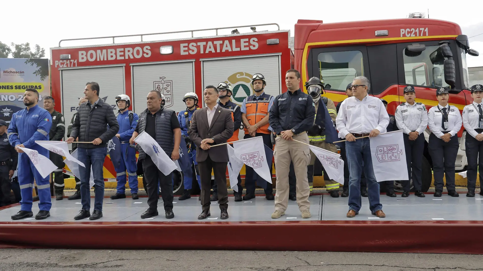 Carlos Torres Piña, secretario de gobernación en el banderazo del operativo de vacaciones